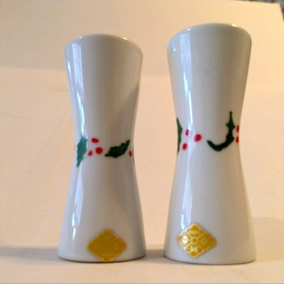 Vintage OMC Japan Christmas Salt & Pepper Shakers. Holly berry - Picture 2 of 5